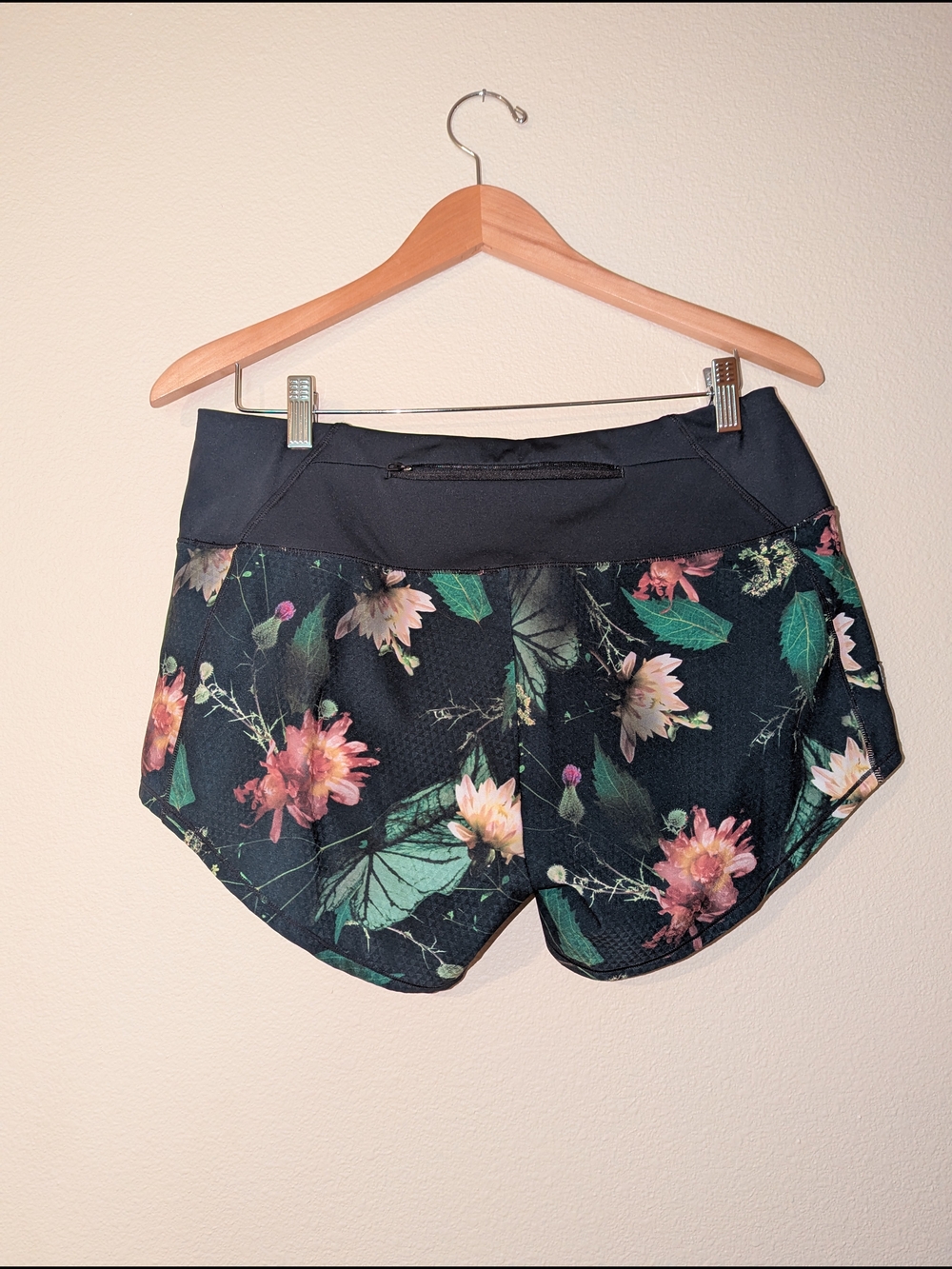Oiselle Roga Running Shorts Size 6, 4 Inch Inseam, Moody Floral Print Zip Ocket - Picture 2 of 5